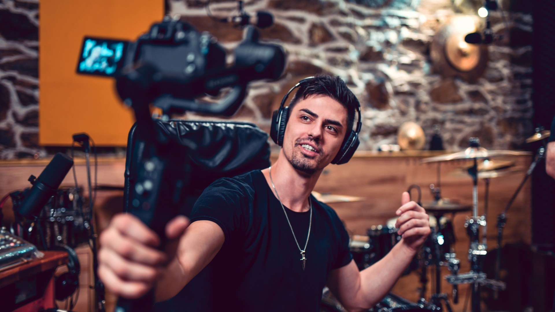 13 strong video hooks for your content creation